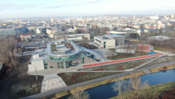 City Campus Ostrava, Zázemí sportu a behaviorálního zdraví, ATELIER SIMONA GROUP: Zázemí sportu a behaviorálního zdraví na první dojem upoutá pozornost technicistním výrazem, venkovním schodištěm a vnitřním běžeckým oválem