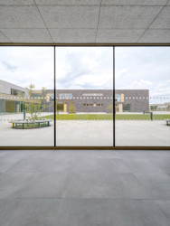 V Šeberově mají novou základní školu. Navrhlo ji studio ADR.