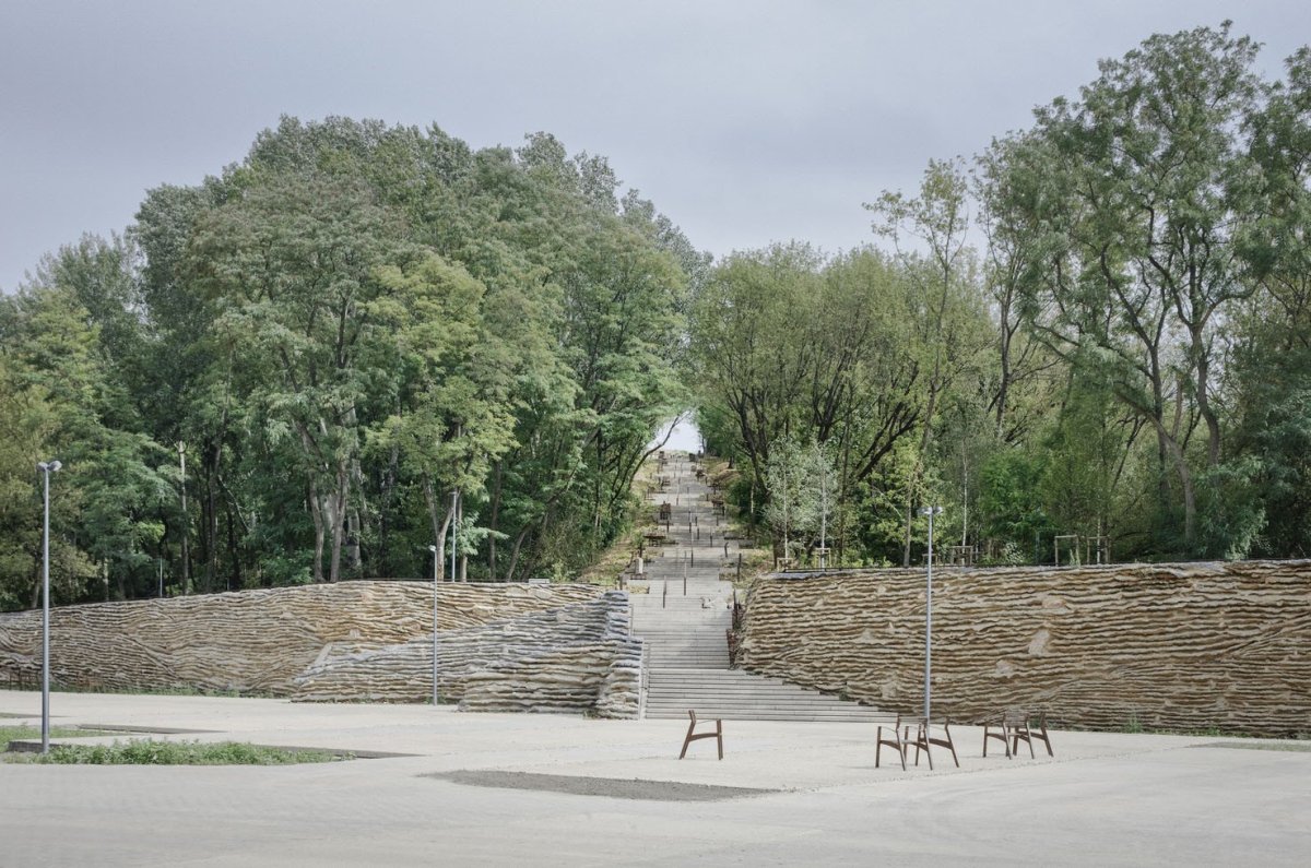Ateliéry archigrest a topoScape proměnily skládku ve Varšavě na park.