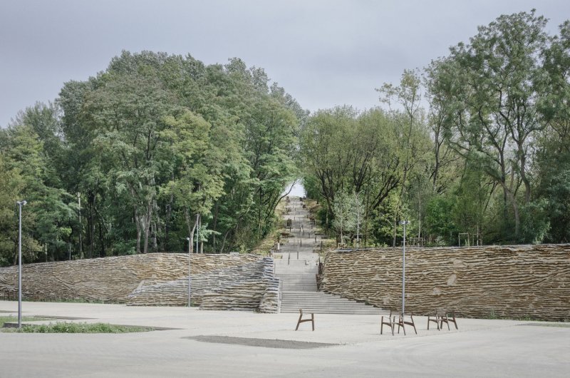 Ateliéry archigrest a topoScape proměnily skládku ve Varšavě na park.