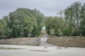 Ateliéry archigrest a topoScape proměnily skládku ve Varšavě na park.
