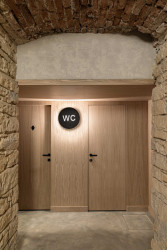 Interiér vinárny WineList od studia Collarch