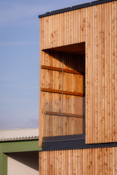 Administrativní budova Partizánske, Prodesi/ Domesi