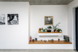 Ateliér LIPROJEKT s.r.o. zrealizoval rodinný dům obklopený zelení a výhledem do údolí.