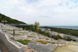 Výhled na celou zahradu poskytuje návštěvníkům vyhlídková plošina přístupná výtahem a po schodech