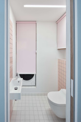 Barevné akcenty se dostaly do všech místností. V koupelnách třeba na roletky. (Panelákový byt na Jarově, Kateřina Hodková a Markéta Smrčková)