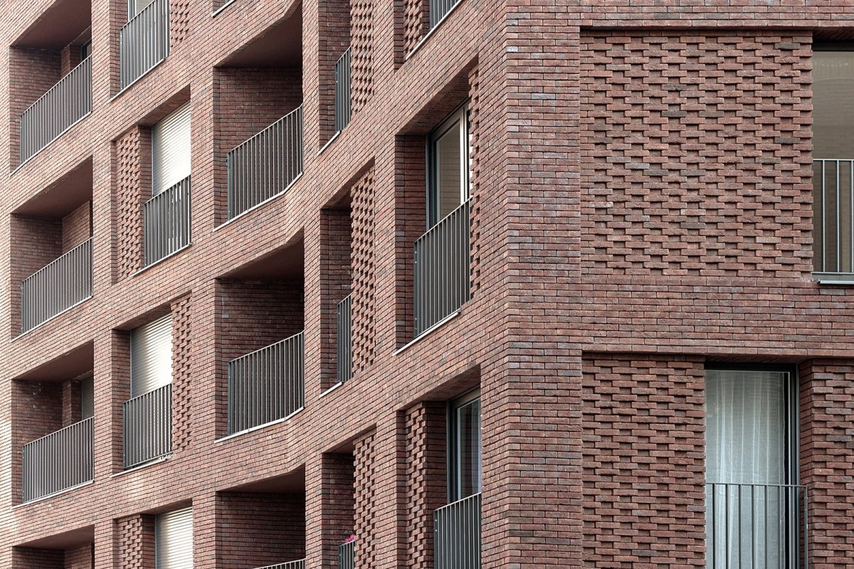 Studio AVENIER CORNEJO architectes navrhlo na břehu kanálu na předměstí Paříže obytný soubor třech domů s různým odstínem lícových cihel