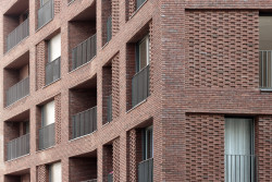 Studio AVENIER CORNEJO architectes navrhlo na břehu kanálu na předměstí Paříže obytný soubor třech domů s různým odstínem lícových cihel