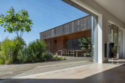 Pohled z obytného prostoru ven.  (Rodinný dům u Rozkoše, MOLO architekti)