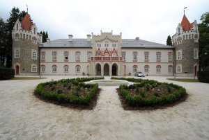 Chateua Herálec, skládaná střešní krytina - ilustrační foto