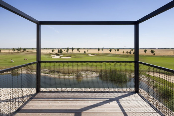 Obydlí v objetí golfu, 3x3,