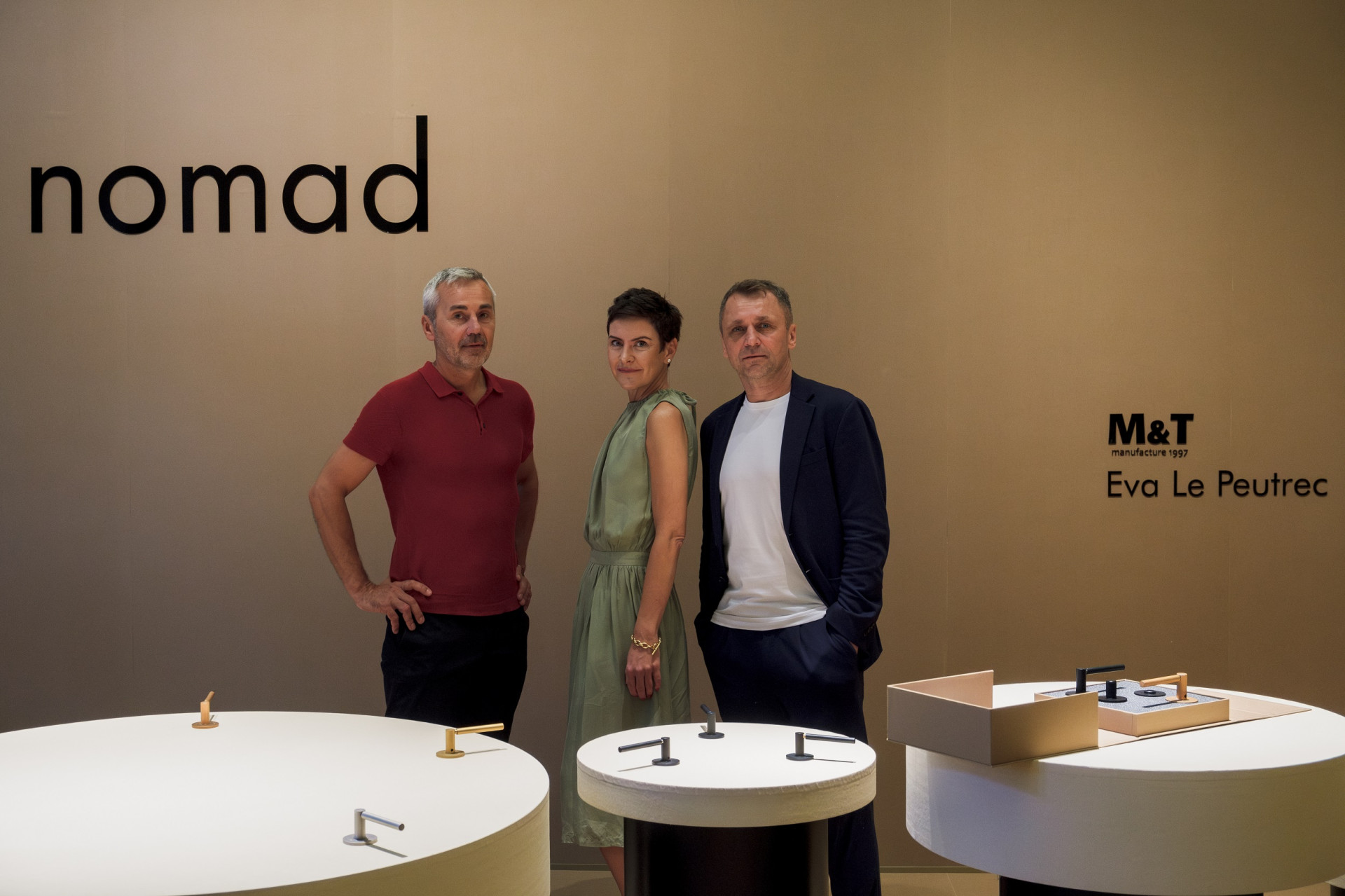 Eva Le Peutrec s Radkem a Ivo Ulichovými, zakladateli M&T, na stánku firmy na Designbloku 2023 v Uměleckoprůmyslovém muzeu