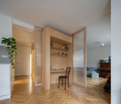 Rekonstrukce bytu v Praze-Bubenči, Papundekl architekti: Jádro je vytvořené z březové překližky a díky tomu v bytě laděném do šedé a bílé značně vyniká