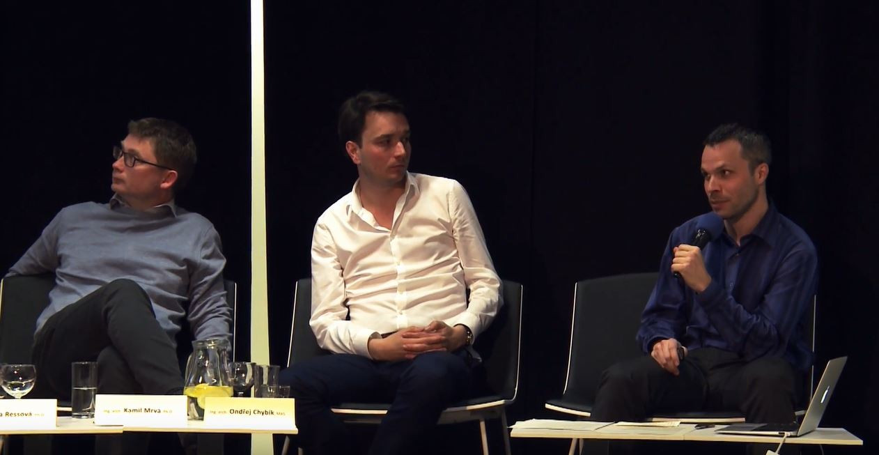 Diskuze ARCHITEKTI CZ ve Zlíně, zleva Kamil Mrva, Ondřej Chybík, moderátor Jaroslav Sládeček.