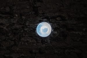 Detail světlovodu s průhledem na širé nebe
