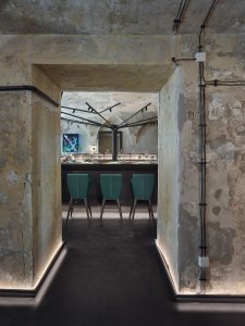 Restaurace Marie B, Olgoj Chorchoj: Klenby a zdi jsou pouze zalakovány, tak aby působily jako před rekonstrukcí