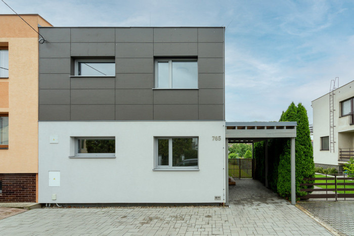 Velký dům na malém pozemku, postavený na zemních vrutech