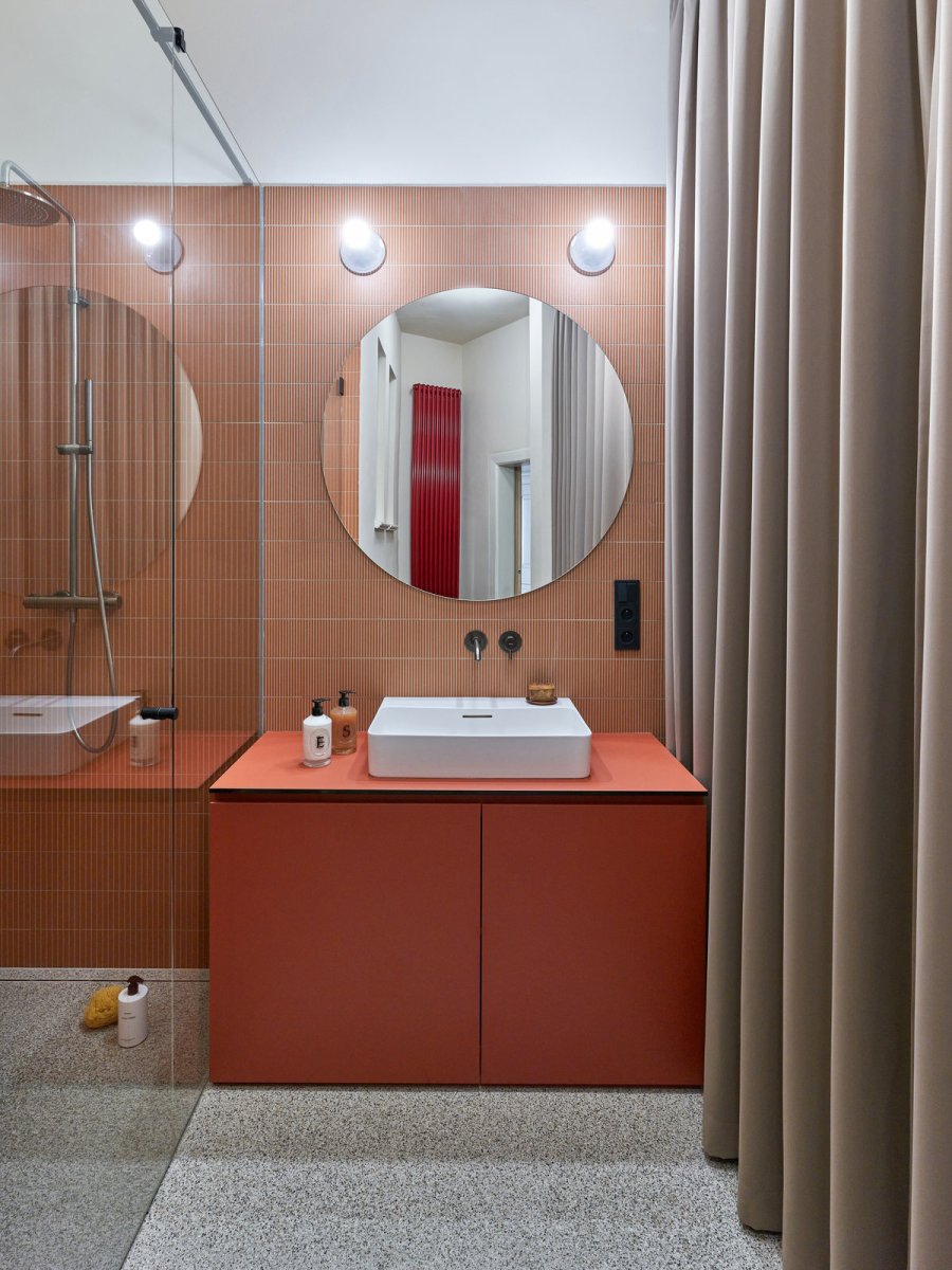 Pod spacím patrem je koupelna (Byt na Starém Městě; Facha architekti)