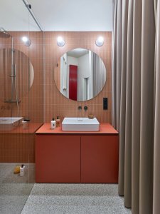 Pod spacím patrem je koupelna (Byt na Starém Městě; Facha architekti)