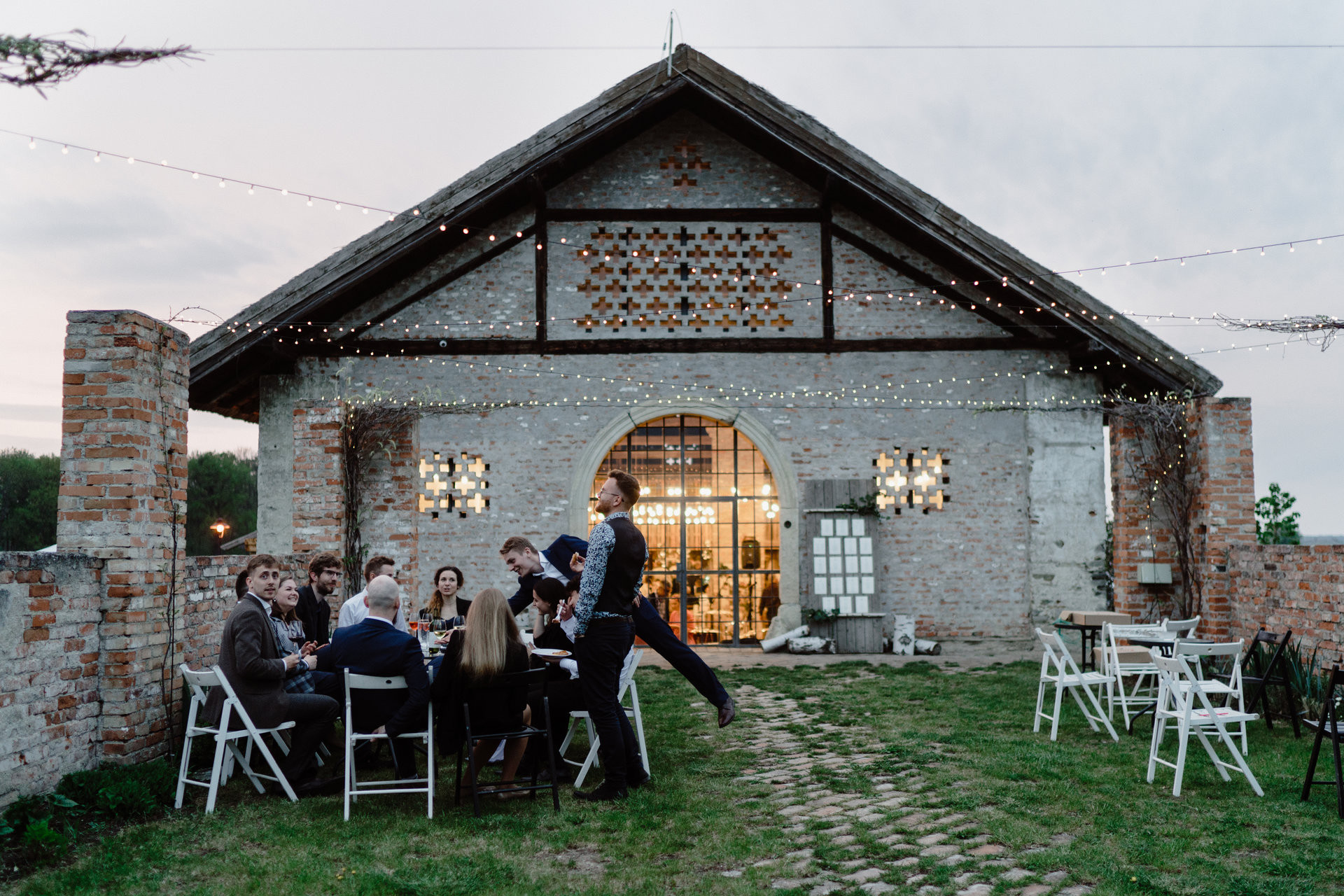 Doby, kdy svatby probíhaly v kulturních domech nebo hospodách s univerzální saténovou výzdobou, jsou pryč. Dnes se hledají místa s charakterem – prostory, které odrážejí osobnost novomanželů a zároveň obstojí i z estetického hlediska.