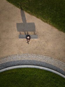 Rozptyl a vsyp se staly oblíbenou formou pohřbívání i proto, že snižuje finanční náklady pro rodiny. (Poslední místo, mjölk architekti)