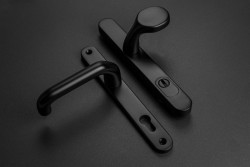 Bezpečnostní kování MPK SECURO propojuje minimalistický design s vysokou ochranou.