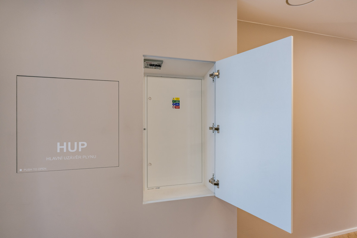Skrytá revizní dvířka umožňují přístup k technickému zázemí, aniž by narušovala čistý vzhled interiéru. (Barre Lab; Barbora Hrtáňová)