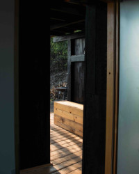 Terasa nabízí skvělý prostorový zážitek, výhledy, ale vytváří i venkovní krytý komunikační i pobytový meziprostor.