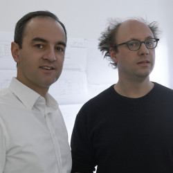 Oliver Lütjens a Thomas Padmanabhan jsou zakládající partneři kanceláře Lütjens Padmanabhan Architects a aktuálně hostující profesoři na ETH v Curychu.