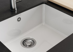 Detail povrchu keramického dřezu Franke