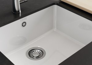Detail povrchu keramického dřezu Franke