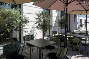 Zahrádka kavárny (Hotel Bronzo v Brně; Ateliér Štěpán)