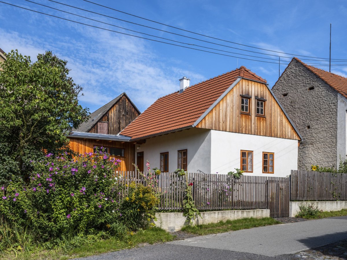 Architekt Vladimír Balda navrátil staré chalupě původní historickou podobu, standard bydlení je ale současný. (Rekonstrukce staré chalupy, Vladimír Balda)