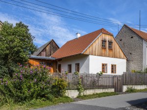 Architekt Vladimír Balda navrátil staré chalupě původní historickou podobu, standard bydlení je ale současný. (Rekonstrukce staré chalupy, Vladimír Balda)