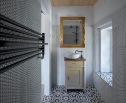 Rekonstrukce hostince Na Lisu v Brzánkách, Jan Veisser: Jiné zdobí umyvadla umístěná na starých komodách