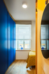 Akcent do obou z nich vnáší sytě modrá vestavná skříň. (Byt na Novém Městě, Helena Ballošová)