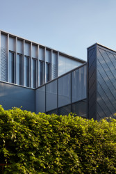 Okna stíní plechové lamely. (Rozšíření Základní školy Duhovka v Praze, ra15)