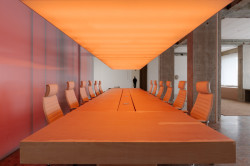 Stůl jako těžiště celého prostoru (Kreativní studio v socialistických prostorech; Absurd Studio)