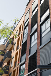 Na fasádách komplexu Lihovar najdeme různé typy cihelných pásků. Přispívají k rozmanitosti.