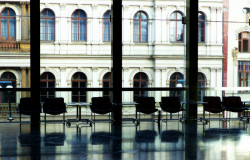 Hlavní foyer Nové scény Národního divadla, pohled na Akademii věd.