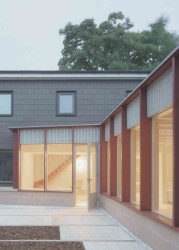 Přístavba rodinného domu v Londýně, Artefact: V podélné části je umístěna dlouhá kuchyňská linka, jídelna a technická místnost