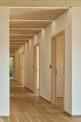 Chodba jako ulice středem domu (Dům ve Vraném nad Vltavou, 0,5 Studio)