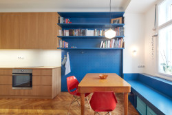 Pohled do hlavní obytné místnosti (Rekonstrukce bytu na Letné; 0,5 Studio)