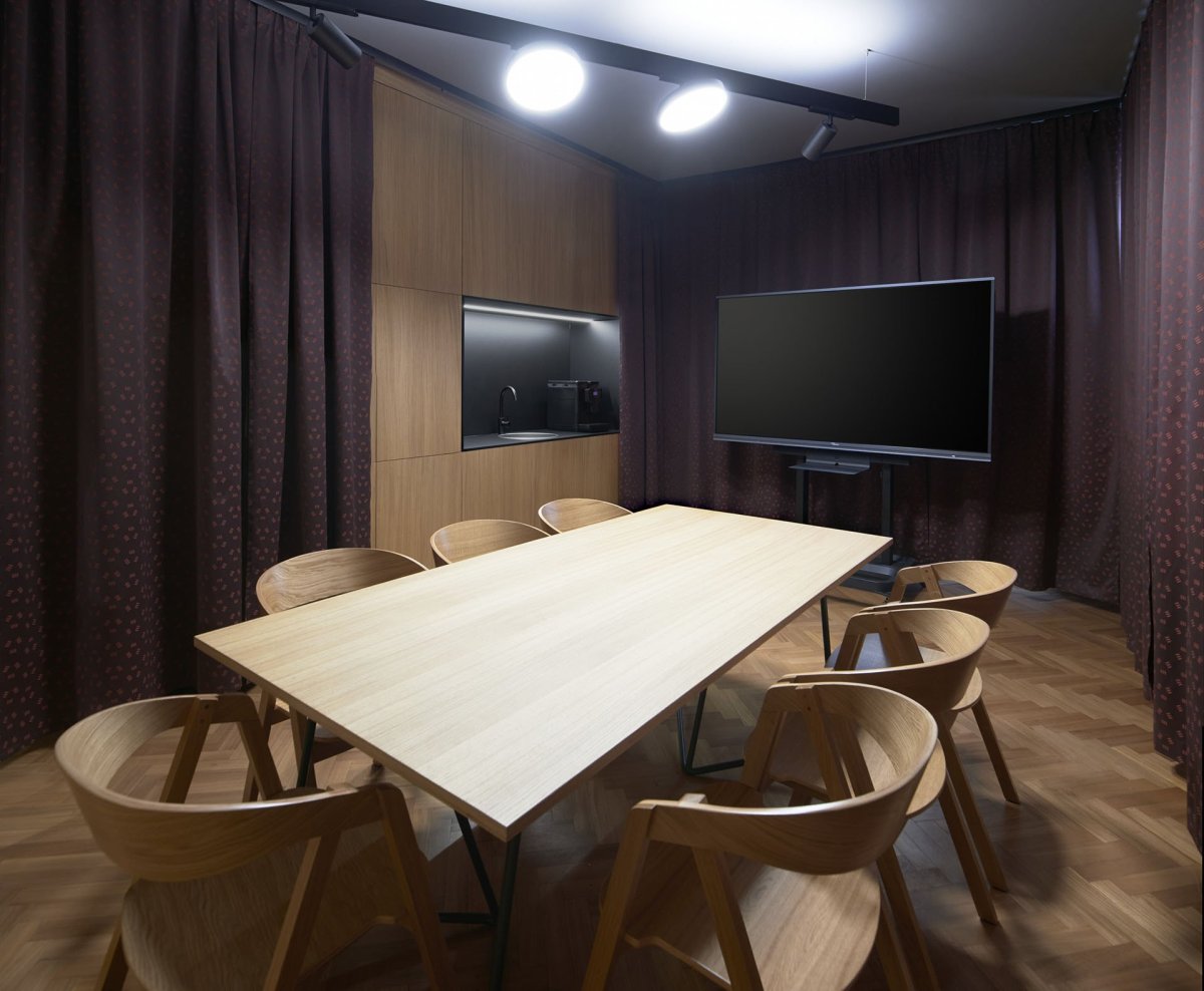 Multifunkční místost s ukrytou kuchyňkou.(Rekonstrukce Městského muzea v Železném Brodě, studio Majatory)