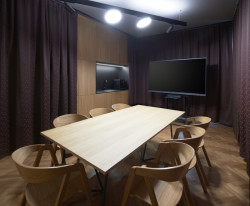 Multifunkční místost s ukrytou kuchyňkou.(Rekonstrukce Městského muzea v Železném Brodě, studio Majatory)