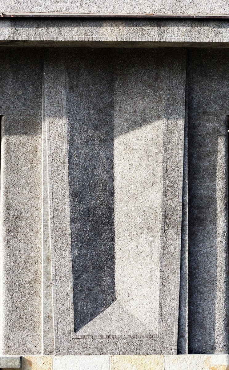 Obecní dům s úřadovnami plynárenského a elektrického podniku v Hradci Králové, 1922‒1923, detail geometrického pole v parteru (foto: Jiří Zikmund, 2021)