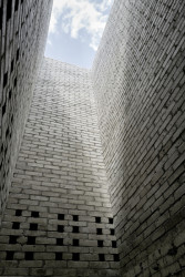 Součástí věže je také pec na pálení cihel (věž v Chamsu, Bolthauser Architekten a další)