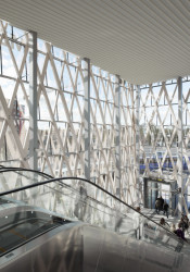 Použití dřeva na fasádě není jen estetické rozhodnutí, ale i výraz snahy o udržitelný a lokální přístup ke stavění v severském kontextu. (Vlaková stanice Umeå Östra, White Arkitekter)