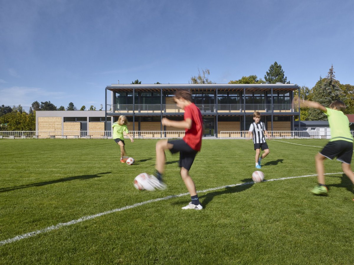 Kabiny FK Klánovice, 20-20-ARCHITEKTI: Šatny se nacházejí na přízemí, jsou uspořádány kolem centrální chodby a po dvojicích mají společné sprchy a toalety