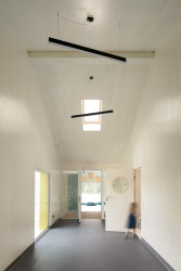 Ateliér xystudio navrhl nízkouhlíková a nízkoenergetická mateřskou školu v Polsku. Vyjímá se netradiční žlutou konstrukcí